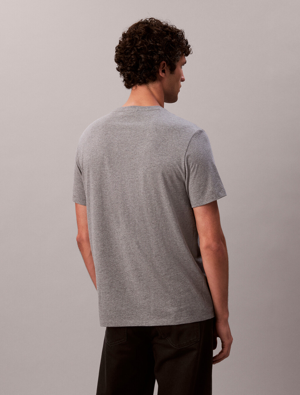 Camiseta clásica con parche de monograma