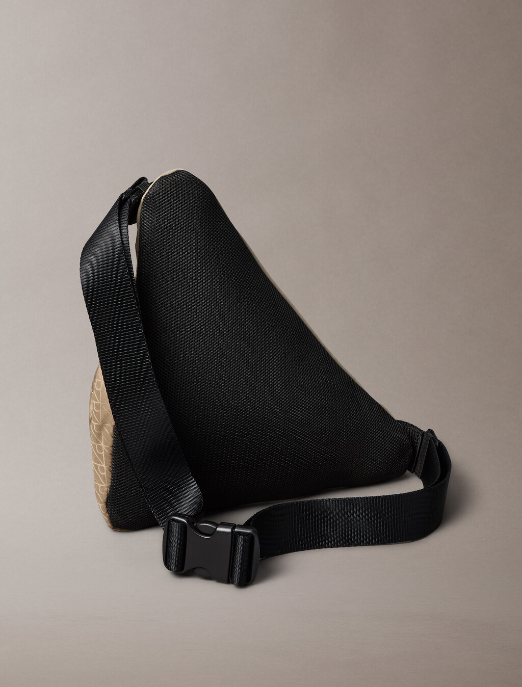 Bolso cruzado con emblema utilitario
