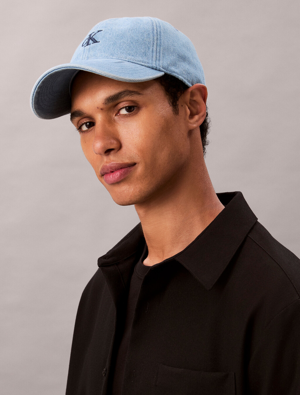 Gorra de béisbol de denim con monograma pequeño
