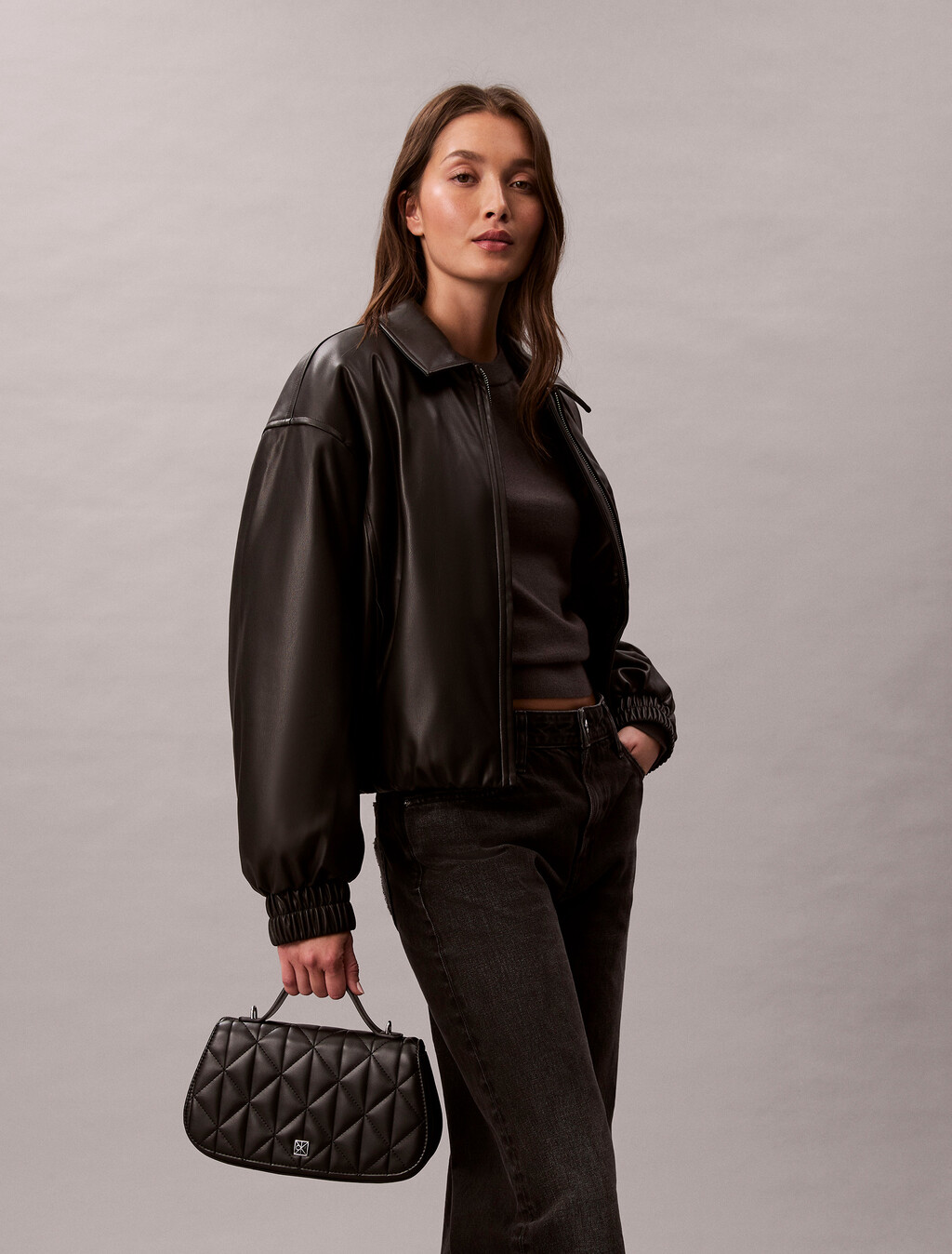 Bolso con cadena con logo emblema acolchado