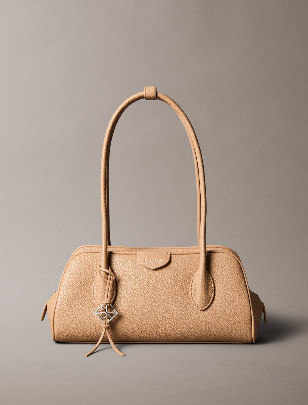 Bolso de hombro con logo emblema