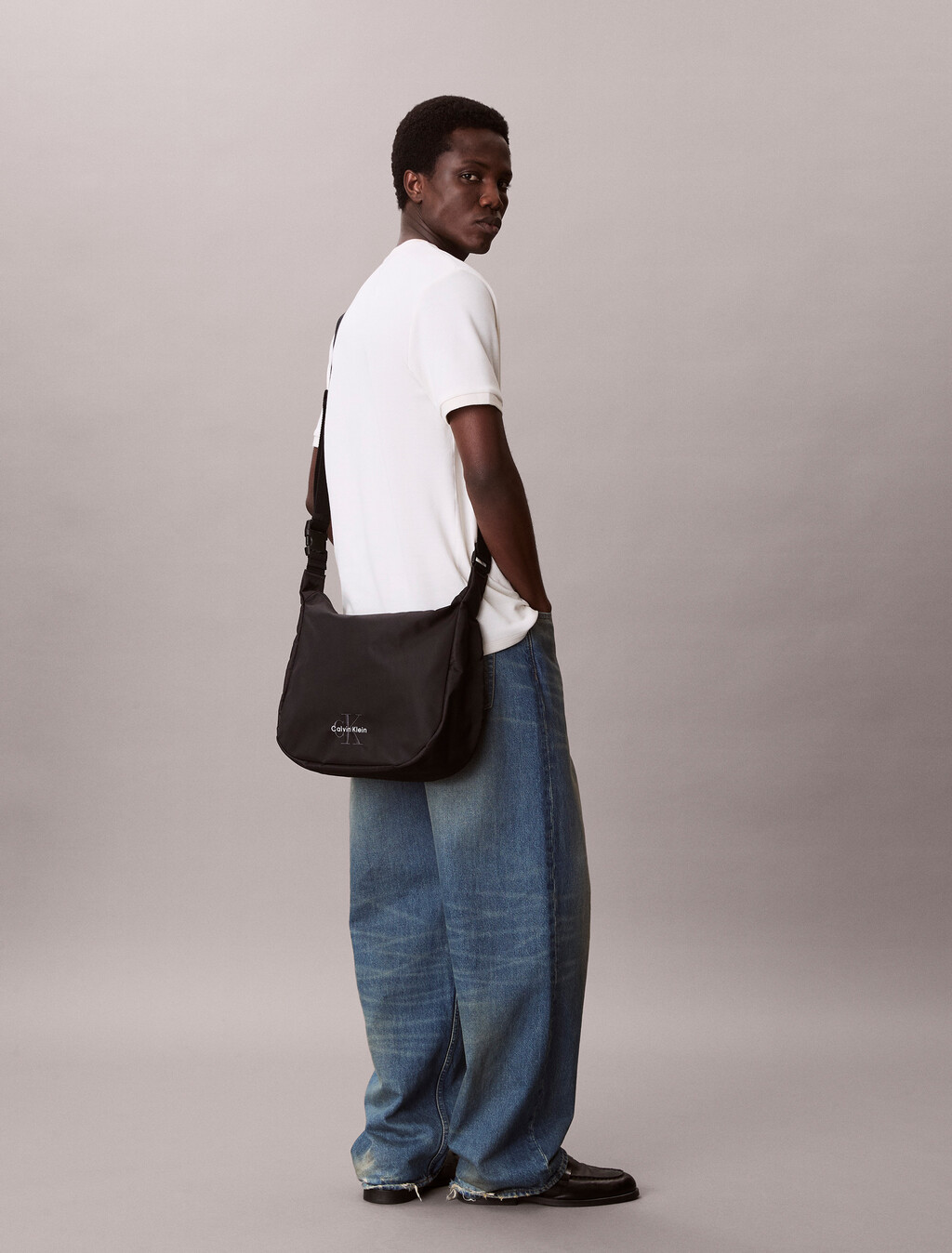 Bolso bandolera cruzado con firma de nailon