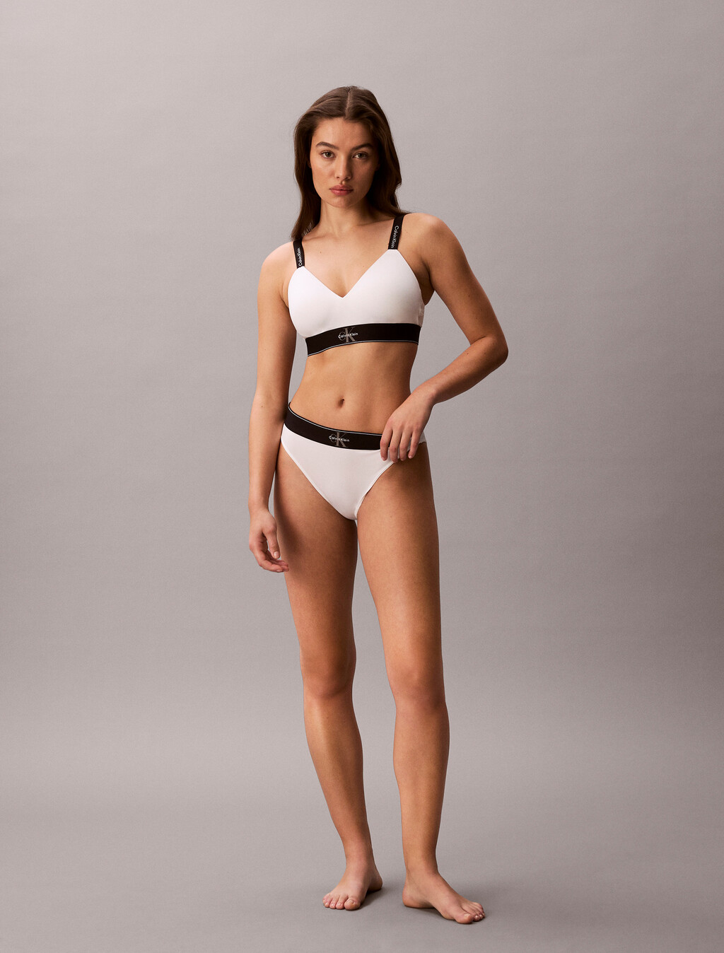 Bralette Ligeramente Forrado - Microfibra Elástica con Estampado de Monograma Gráfico