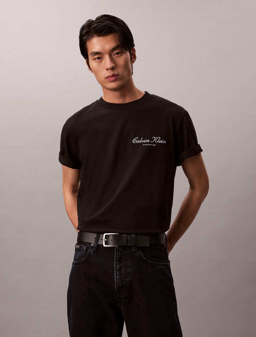Camiseta con logotipo bordado
