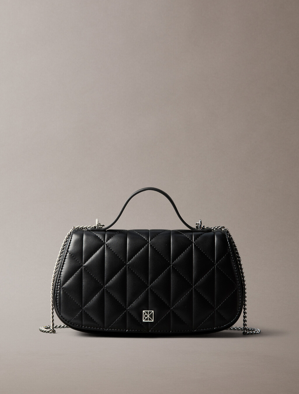 Bolso con cadena con logo emblema acolchado