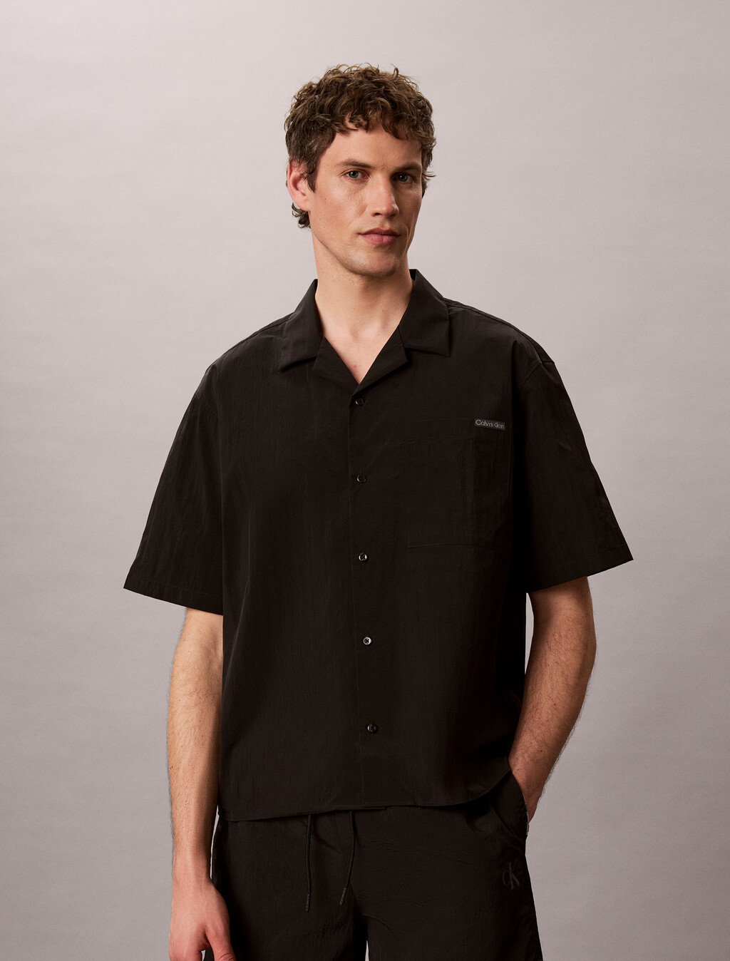 Camisa de nylon con cuello de campamento holgado
