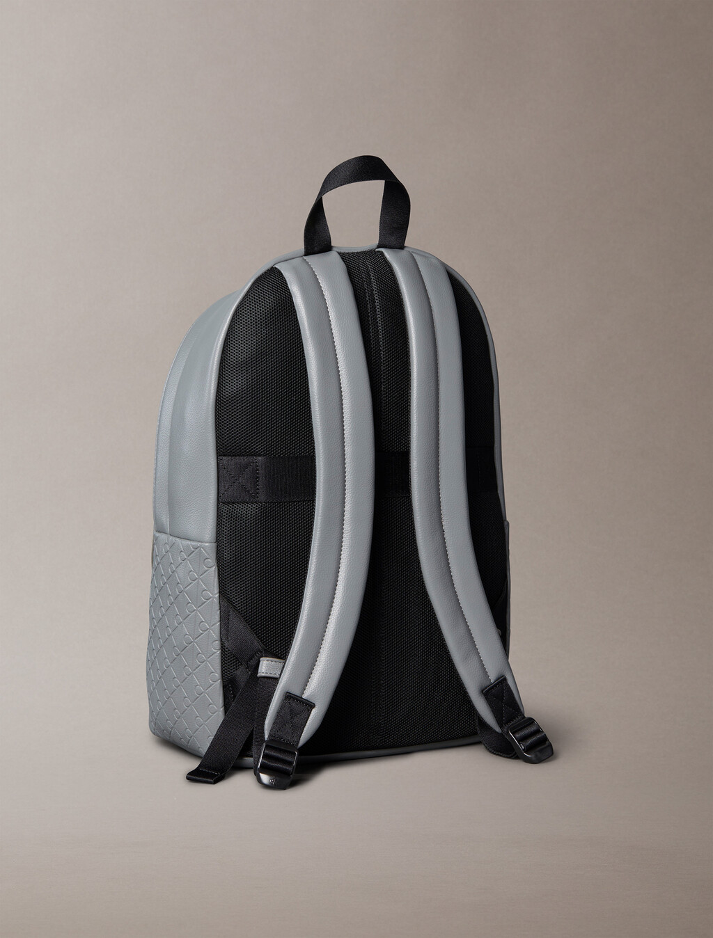 Mochila con monograma entallado en todo el diseño
