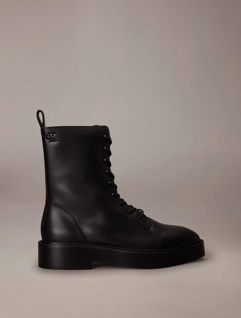 Botas de cordones con costura concava