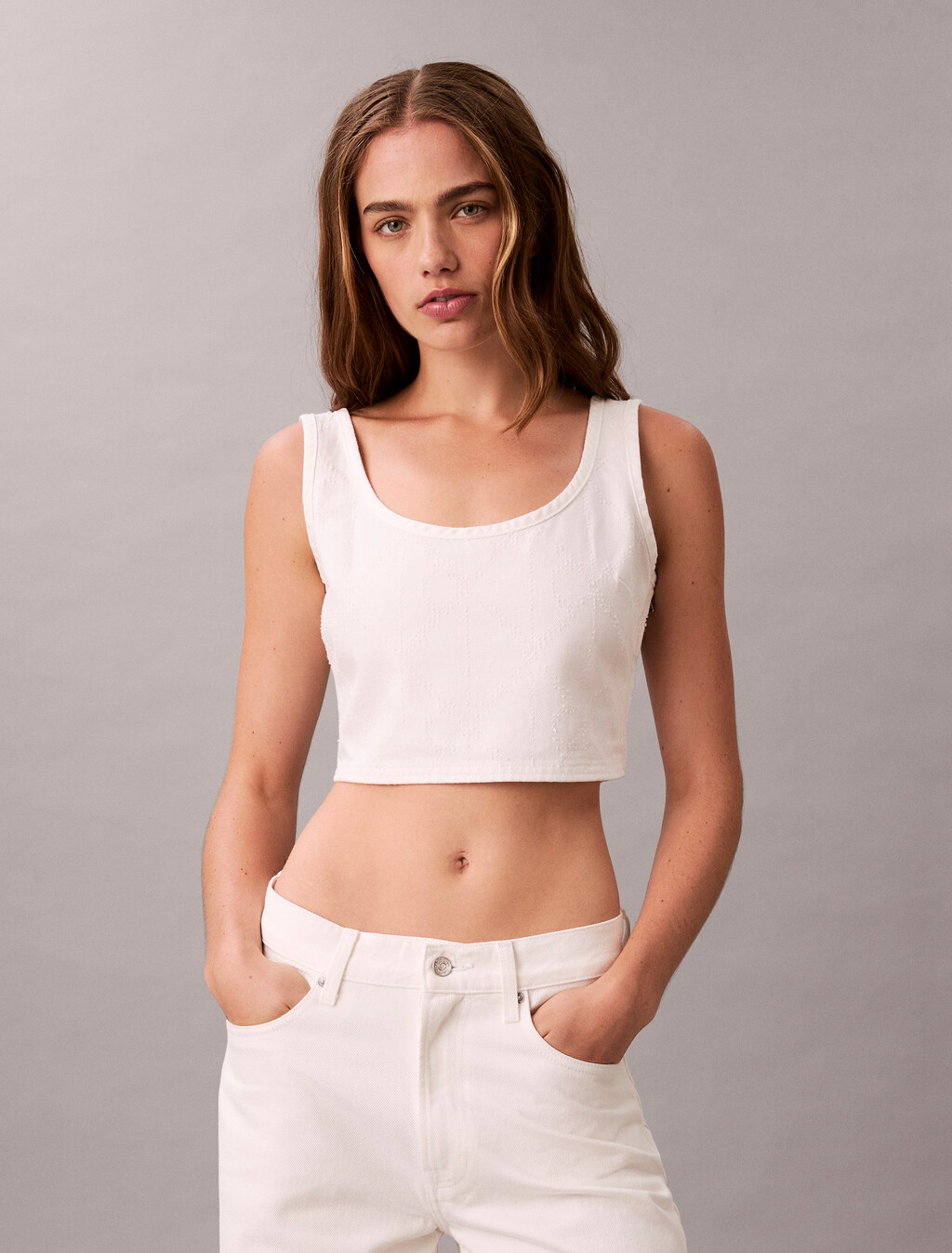 Top corto de denim con monograma en todo el diseño