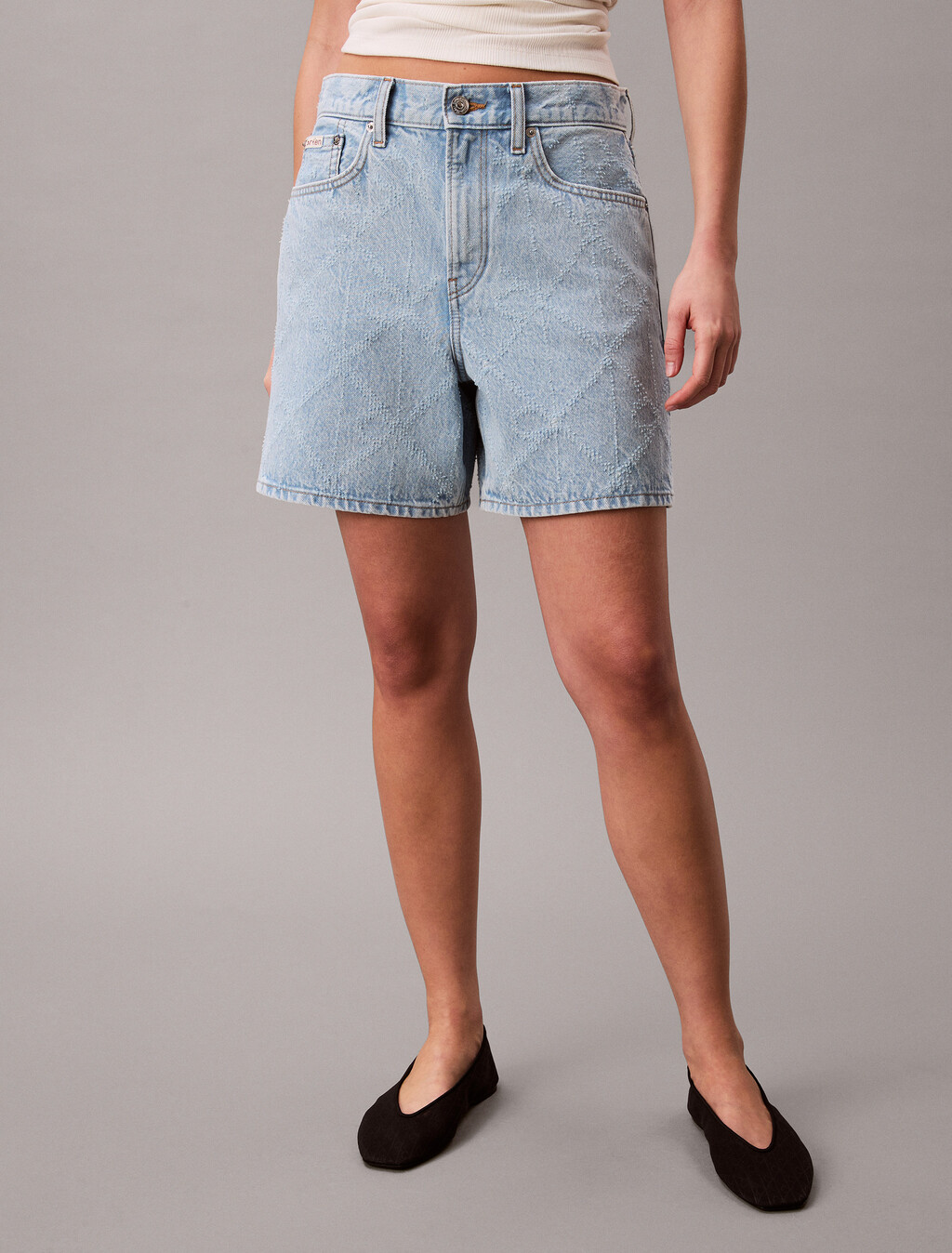Pantalón corto de mezclilla con acabado de agujero recto de los 90