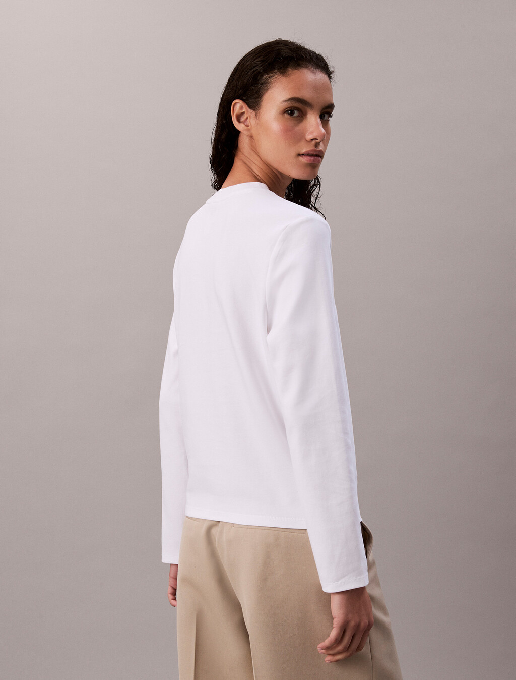 Camiseta de cuello vuelto con emblema de algodón interlock