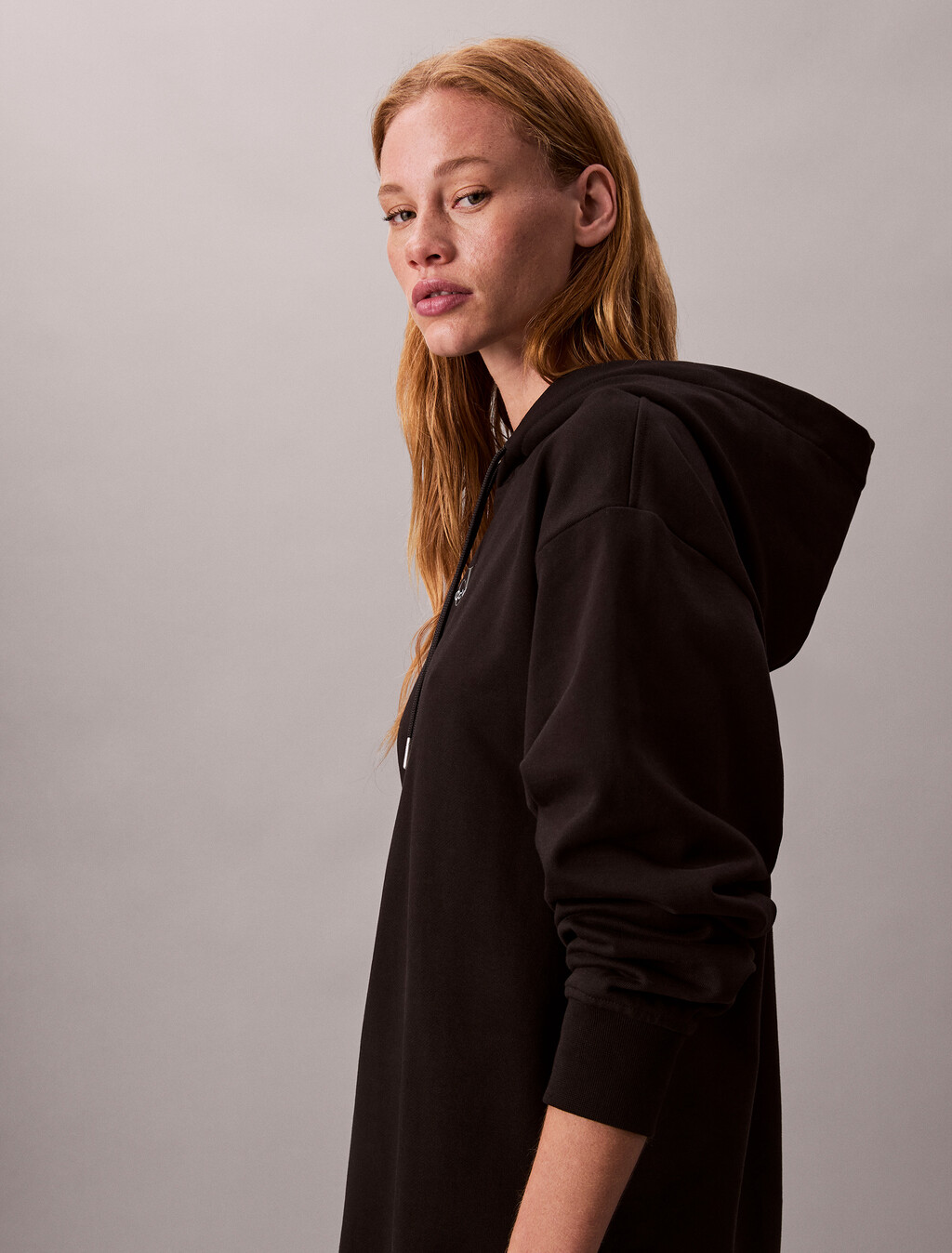 Vestido de sudadera con capucha con monograma