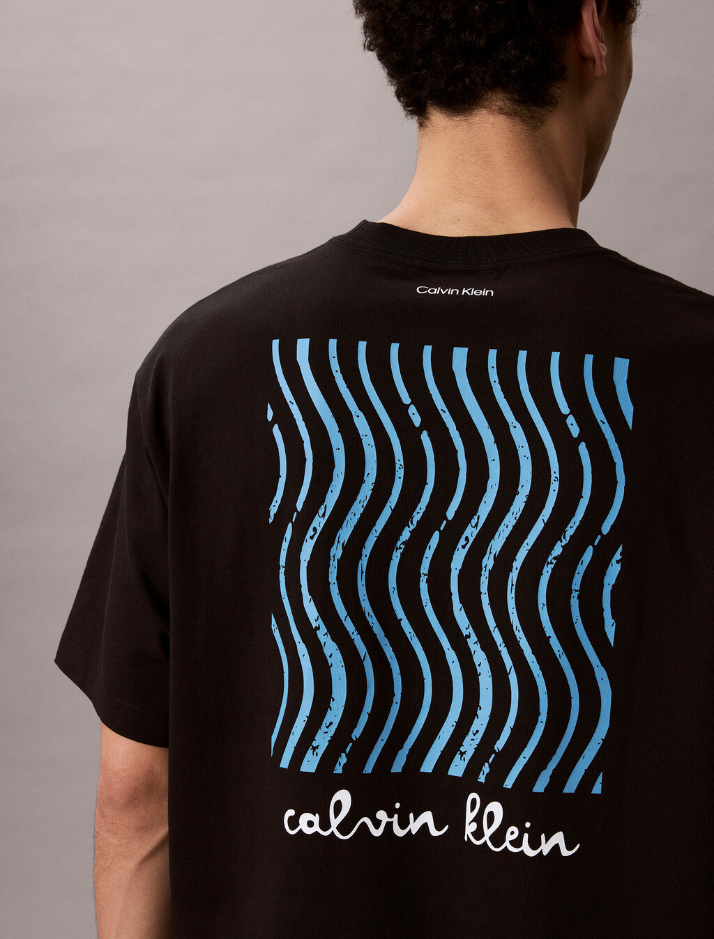 Camiseta regular con estampado trasero