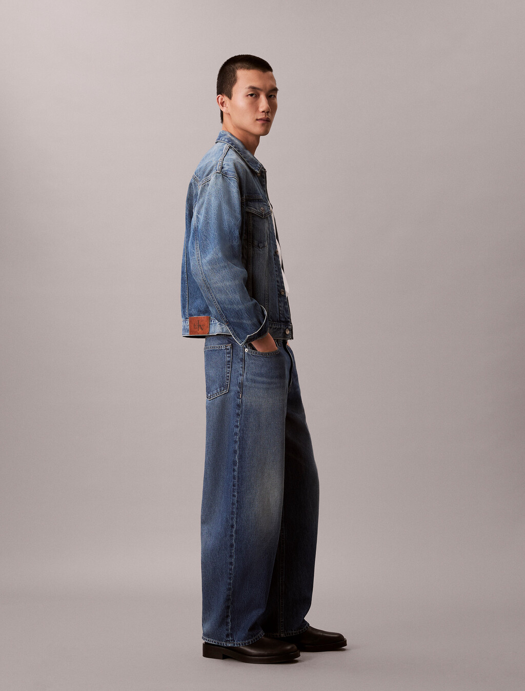 Pantalones ajustados tipo barril