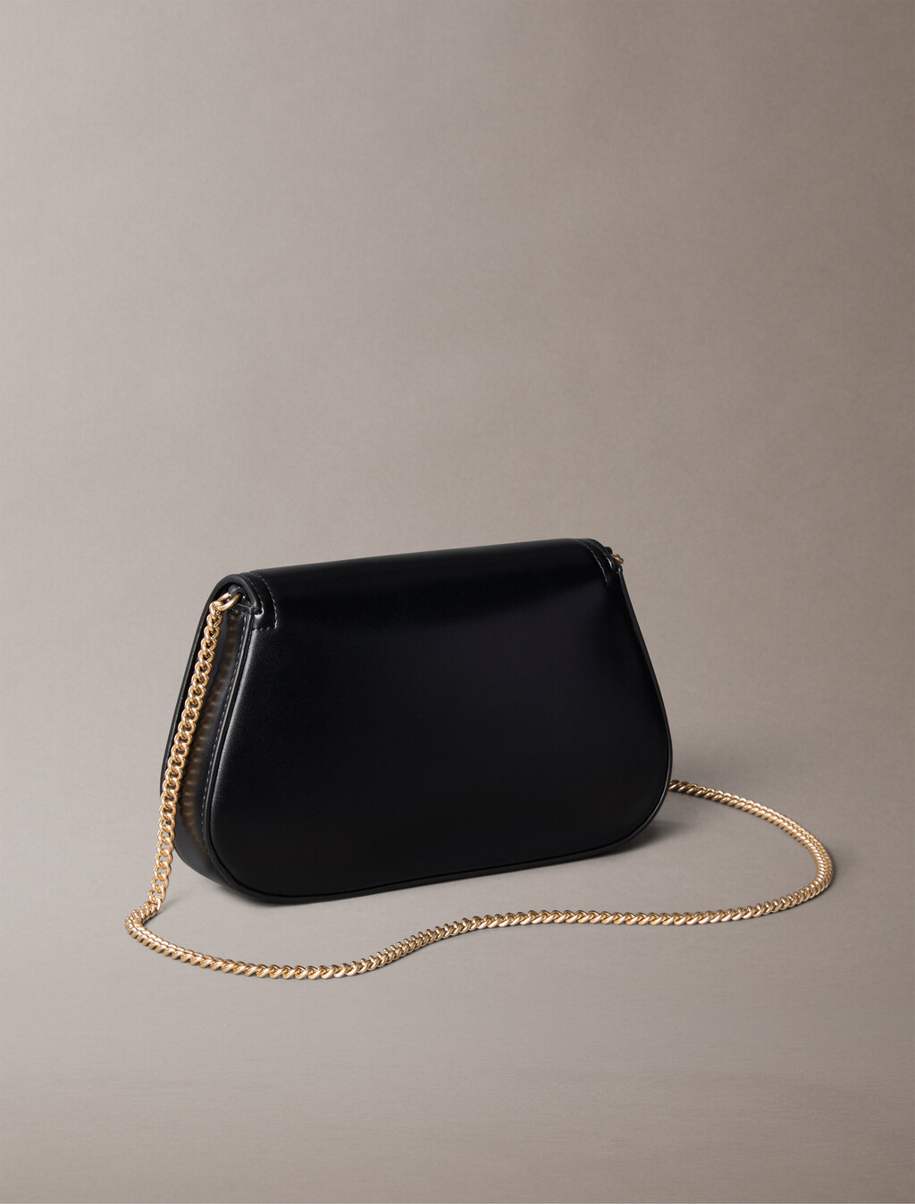 Cartera curva con correa cadena