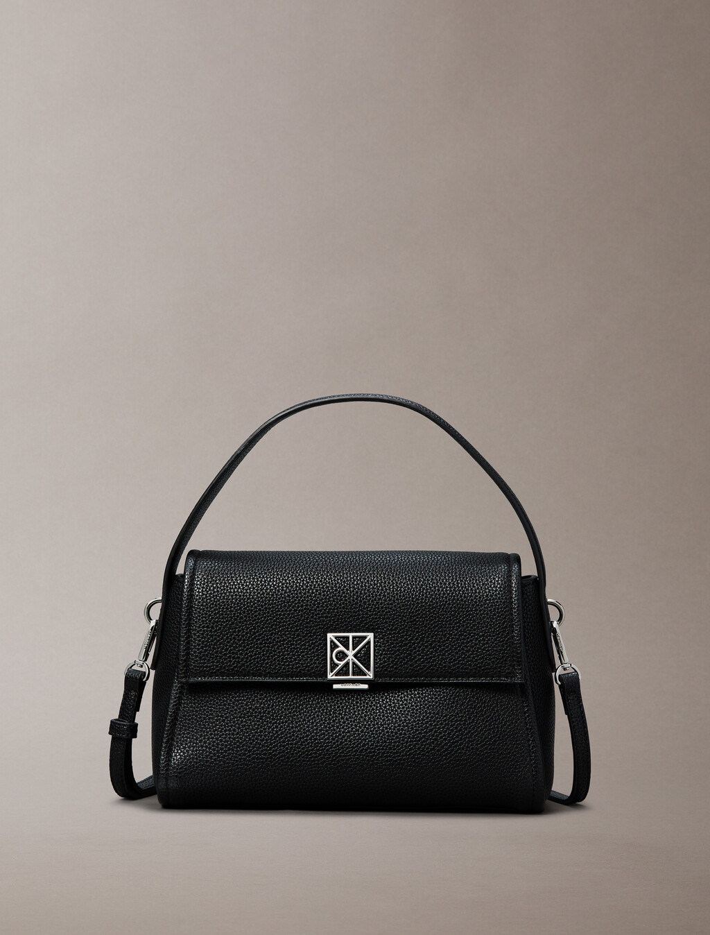 Bolso de hombro con acabado de grano de guijarro
