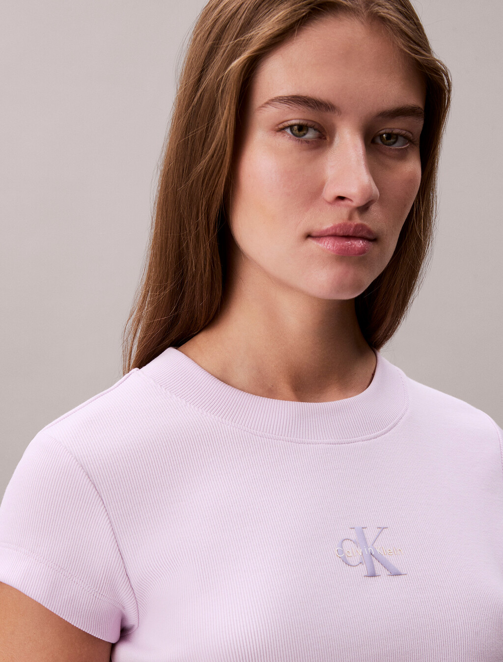 Camiseta con monograma ajustada y recortada
