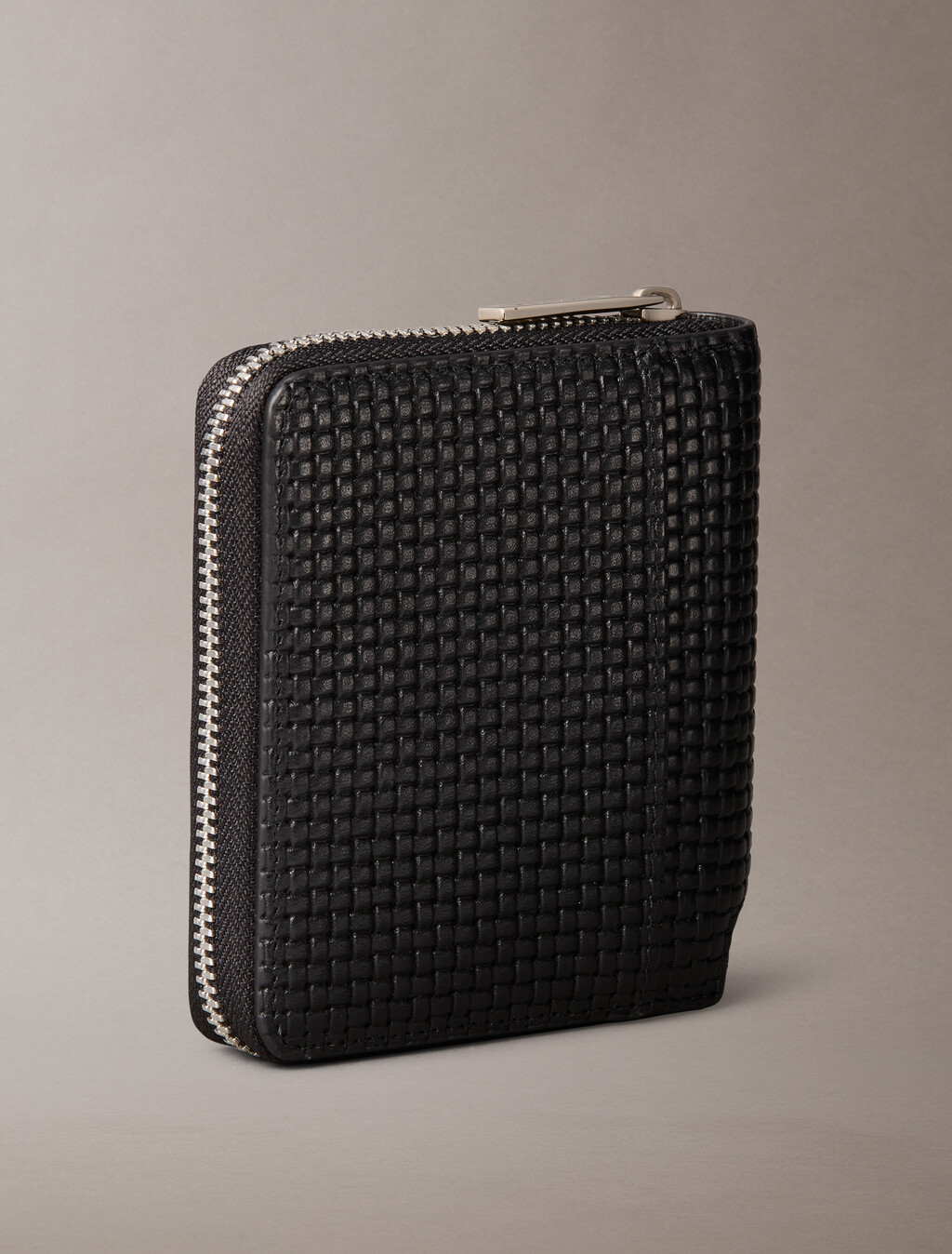 Billetera de cuero tejido con relieve y cierre con cremallera