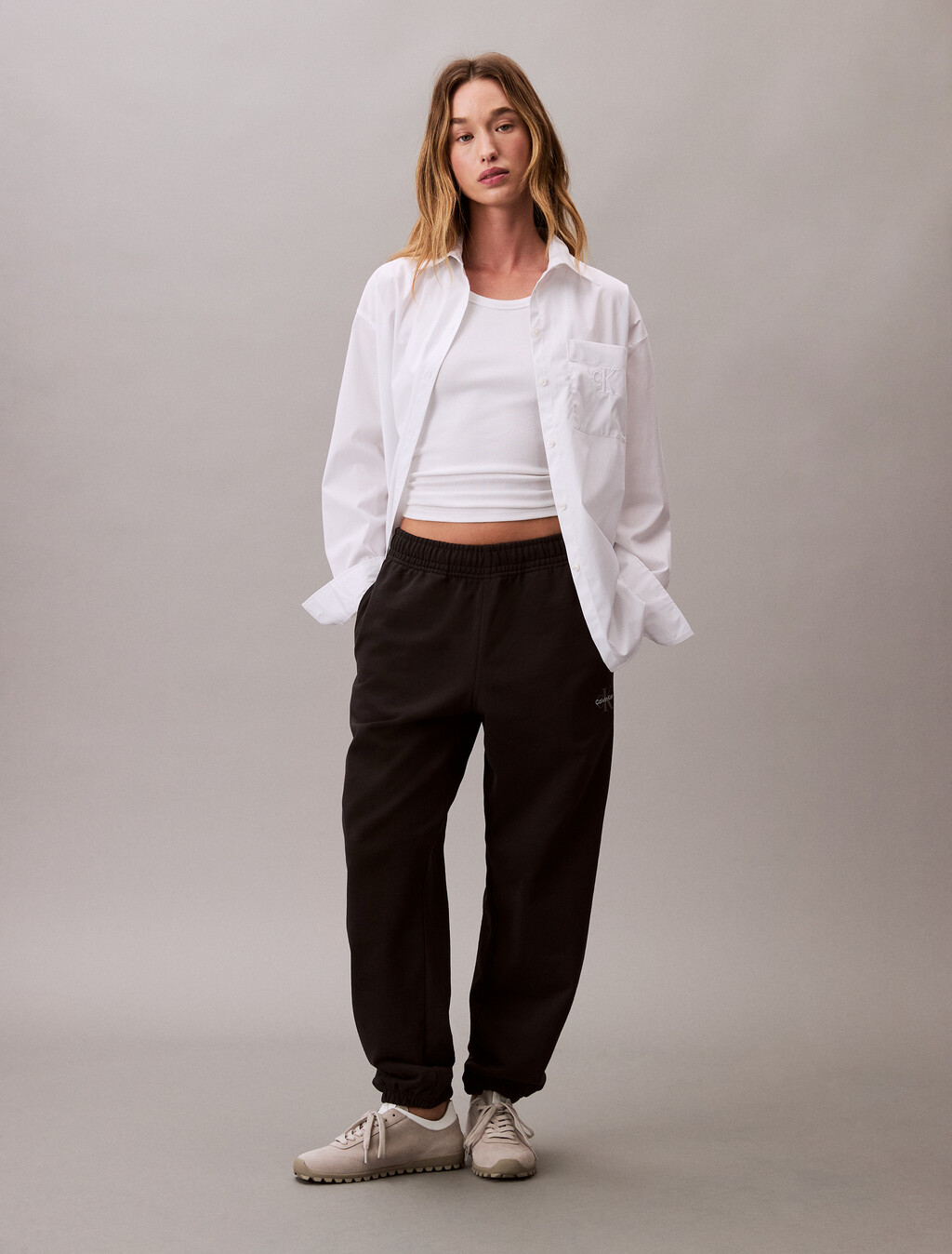 Joggers con monograma holgados