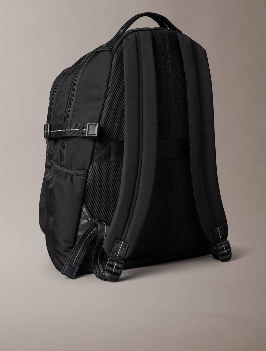 Mochila redonda con cremallera de utilidad con rayas