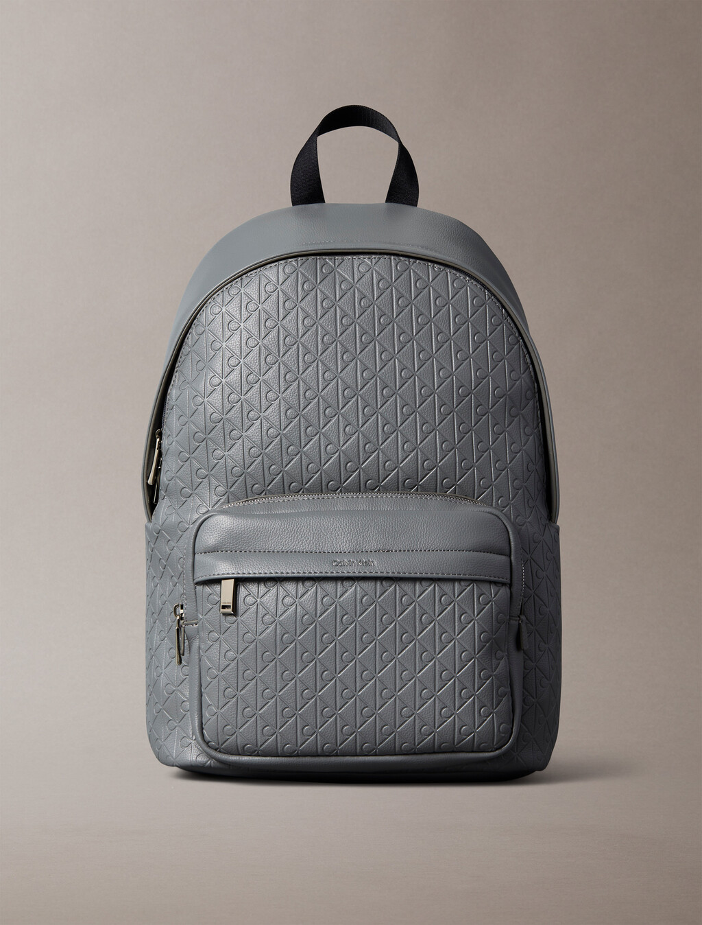Mochila con monograma entallado en todo el diseño