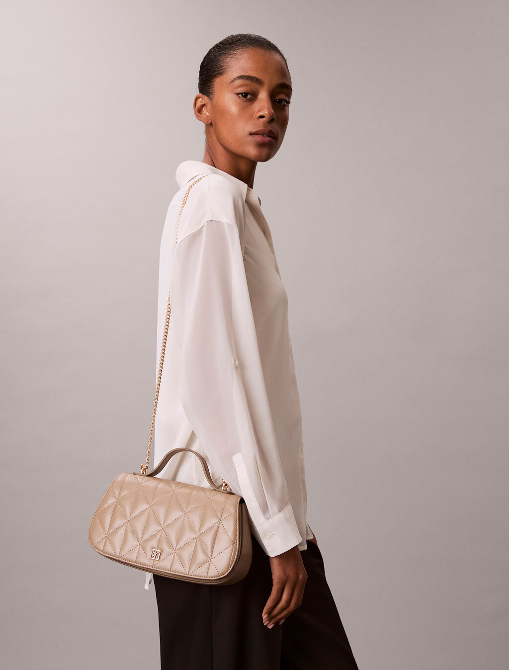 Bolso con cadena con logotipo acolchado