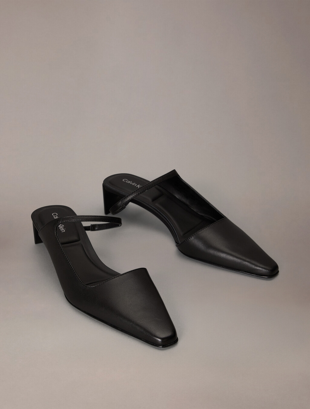 Zapato de tacón con talón retrasado