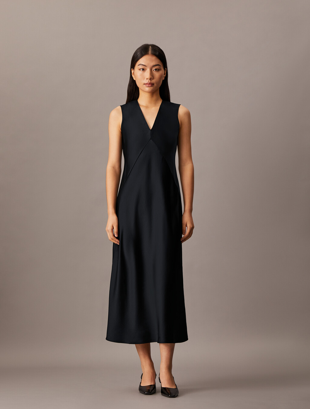 Vestido sin mangas de satén Essentials con escote en V