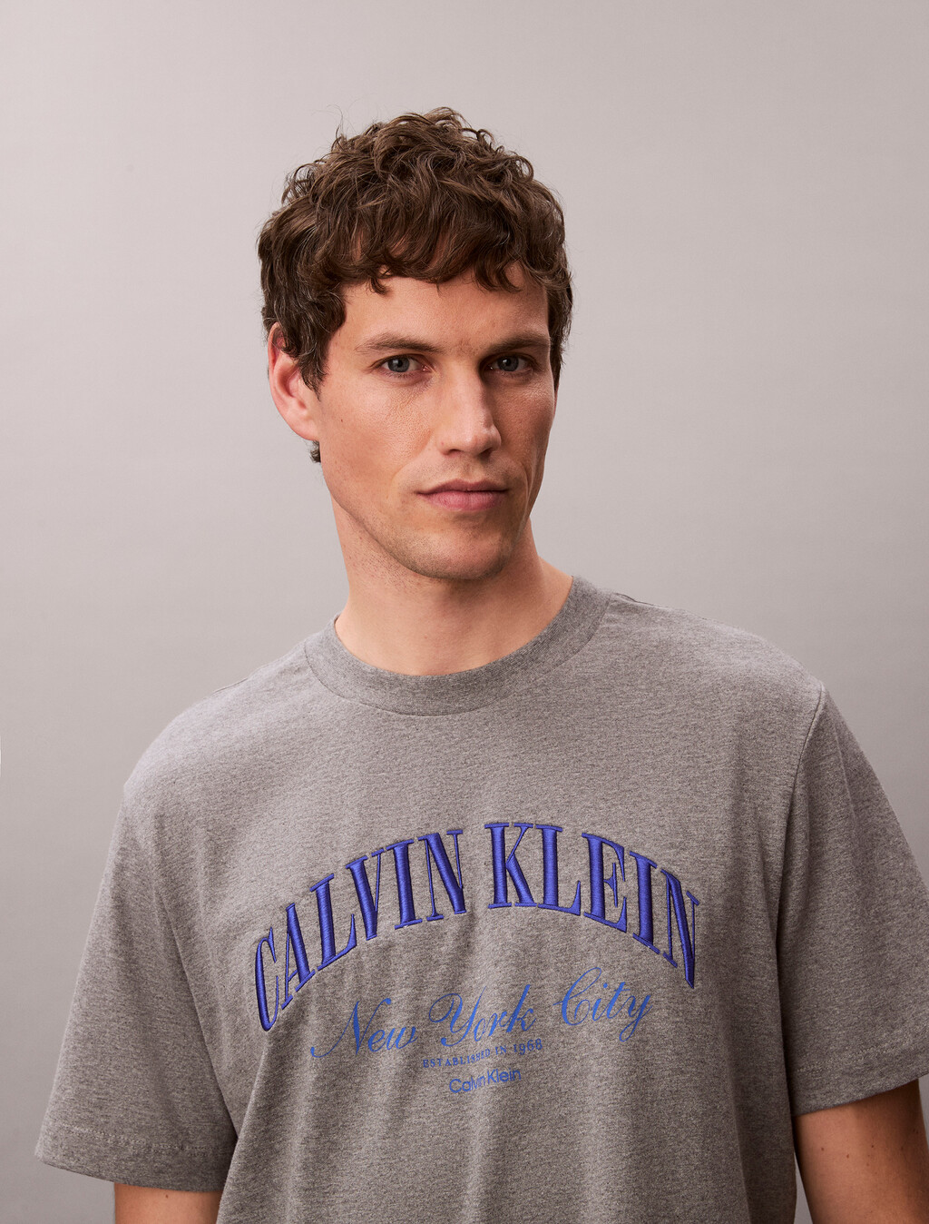 Camiseta con logotipo bordado de Nueva York