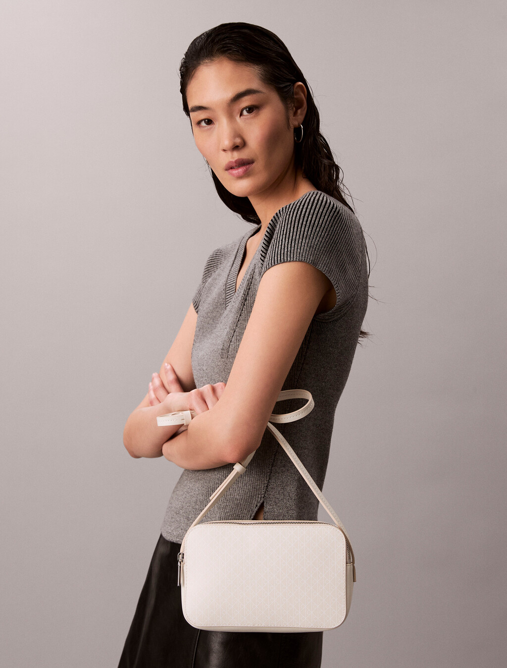 Bolso cámara con estampado monograma