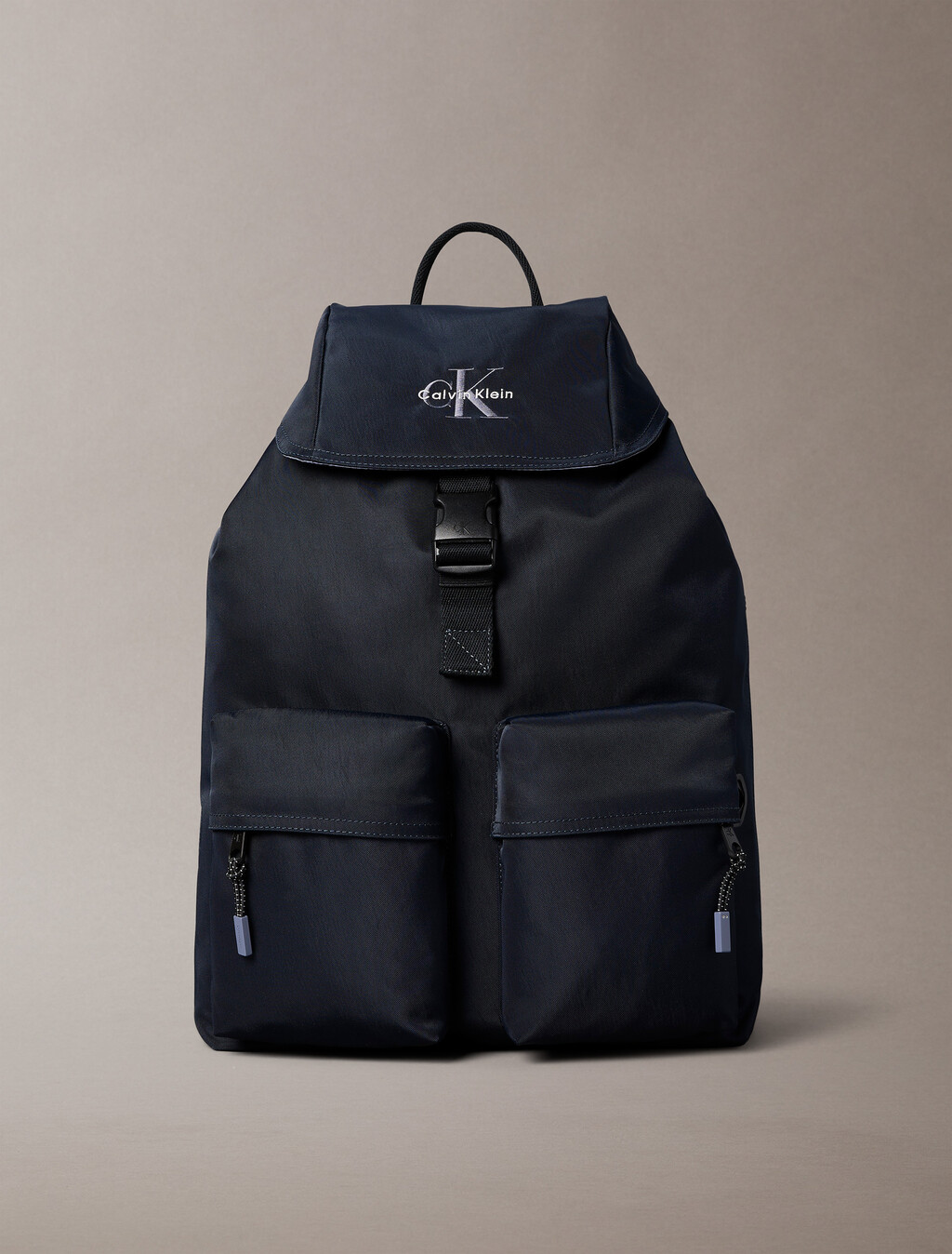 Mochila con cierre superior con logotipo monograma de nailon
