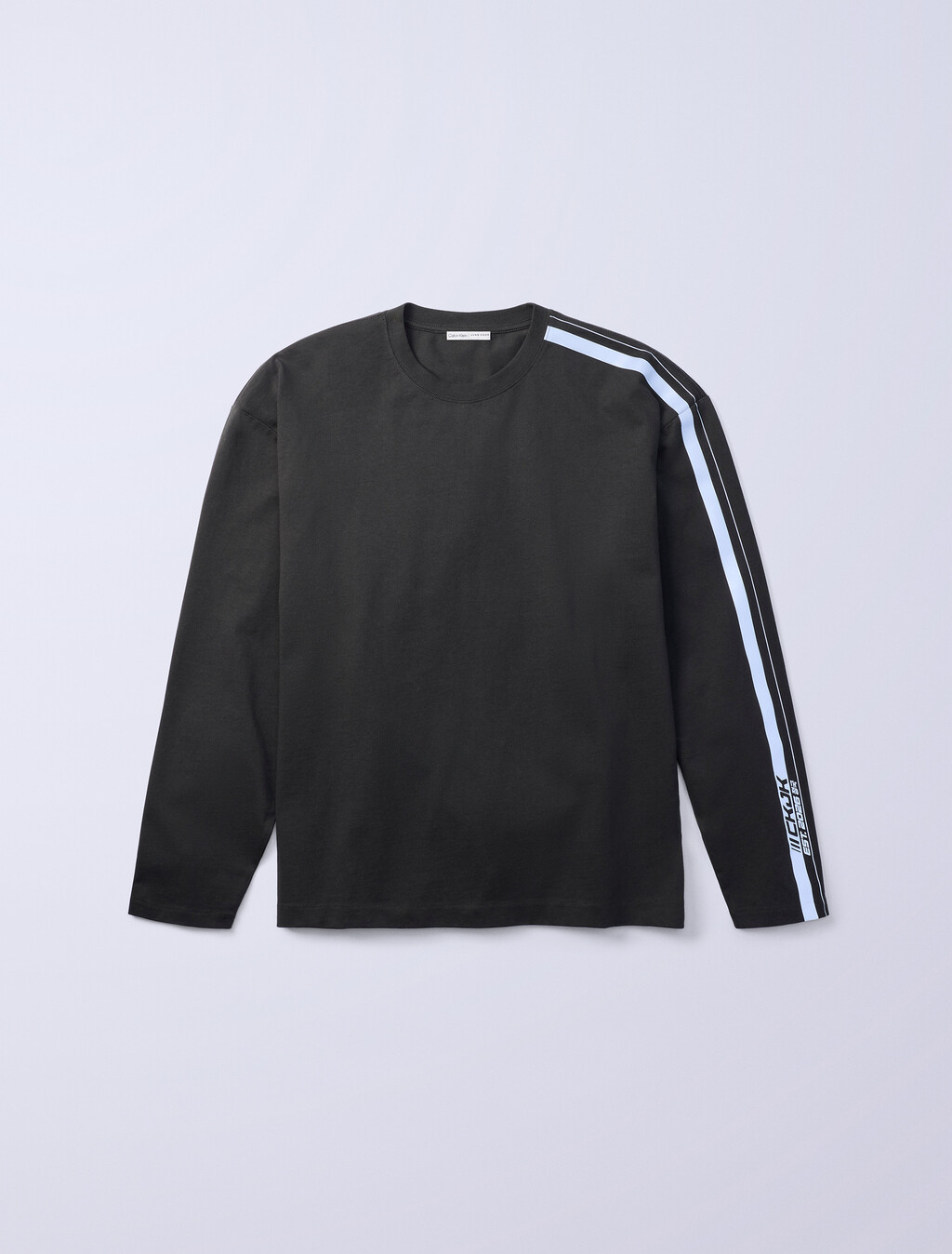 Camiseta holgada con rayas reflectantes Jung Kook para Calvin Klein