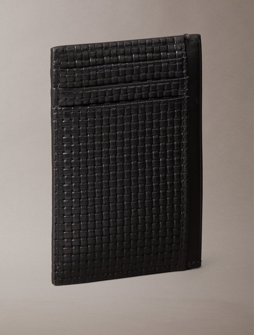 Estuche de tarjetas tejido con relieve