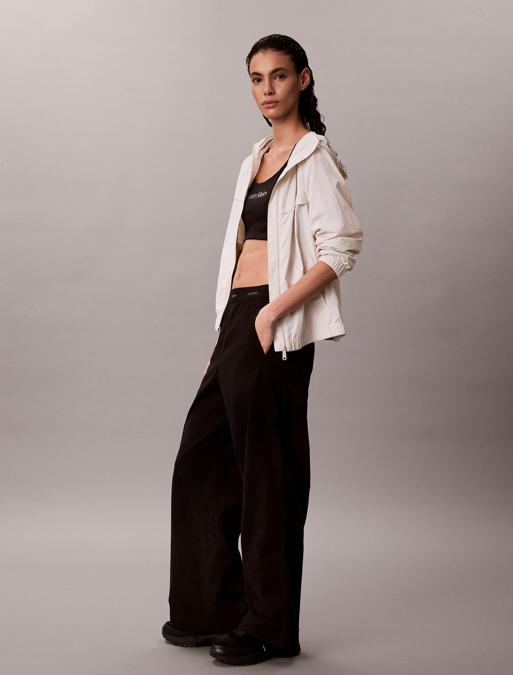 Pantalones holgados con cinturón con logo
