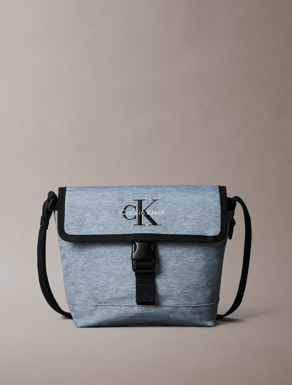 Bolso mensajero pequeño con solapa de nylon con logo llamativo