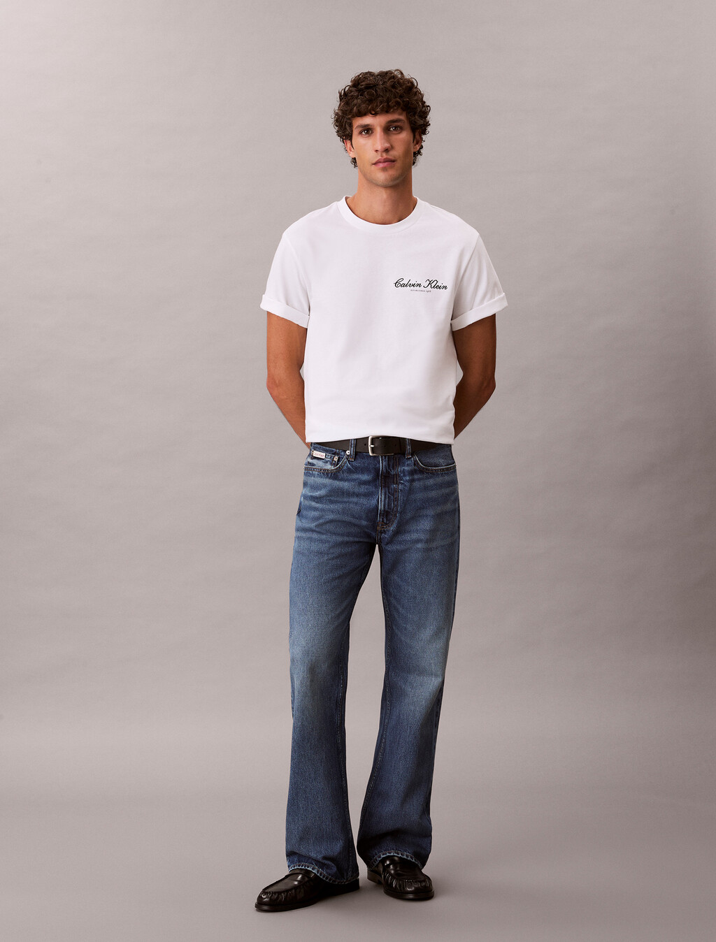Camiseta con logotipo bordado