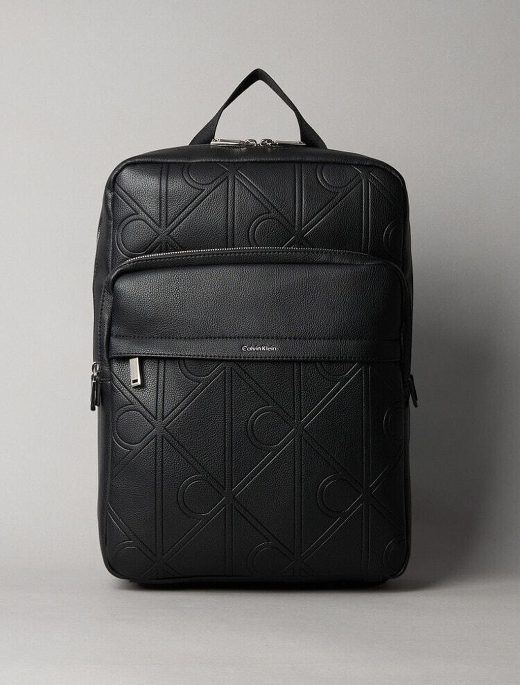 Mochila Delgada con Emblema CK Relieve