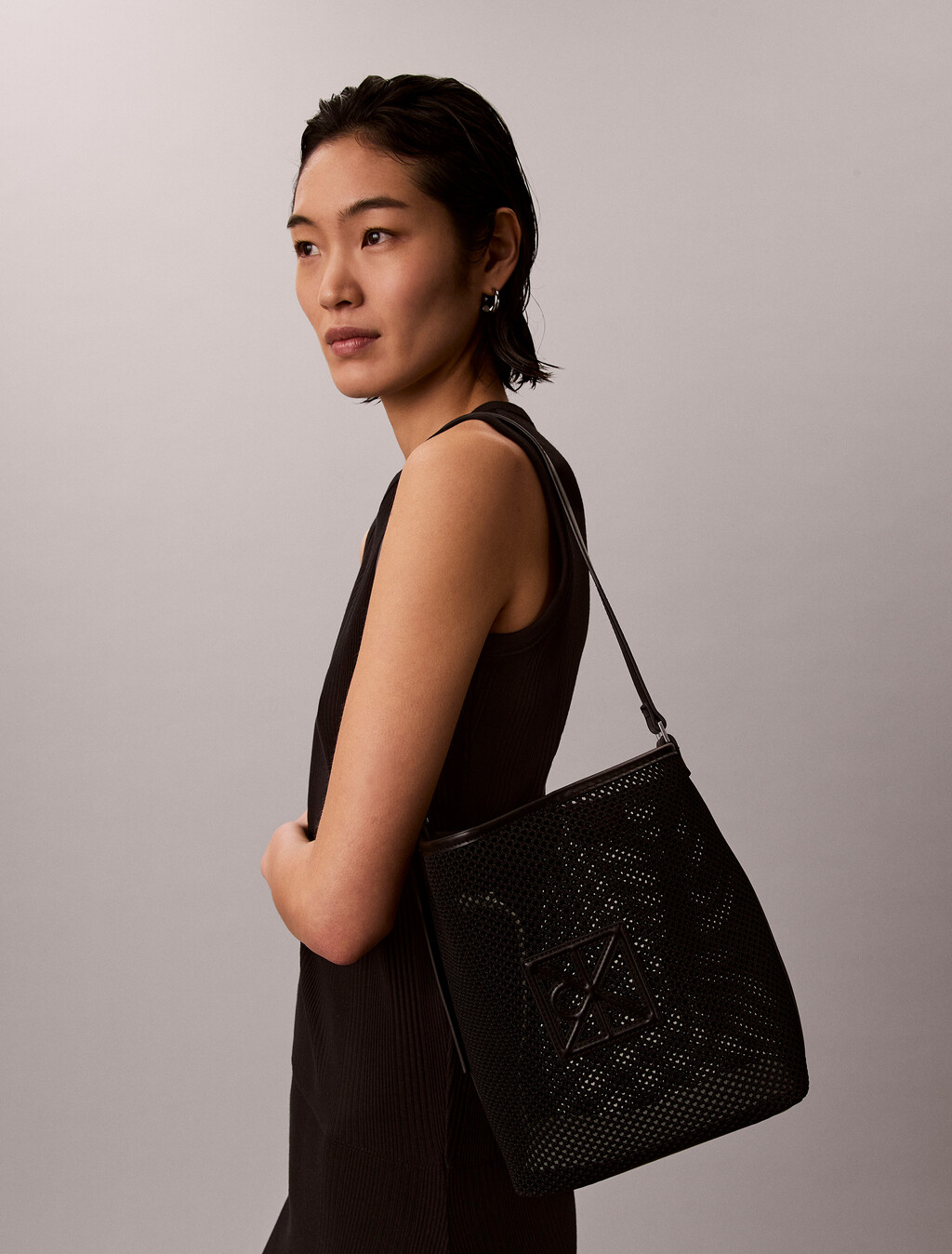Bolso tipo cubo con logotipo de malla y bolsillo