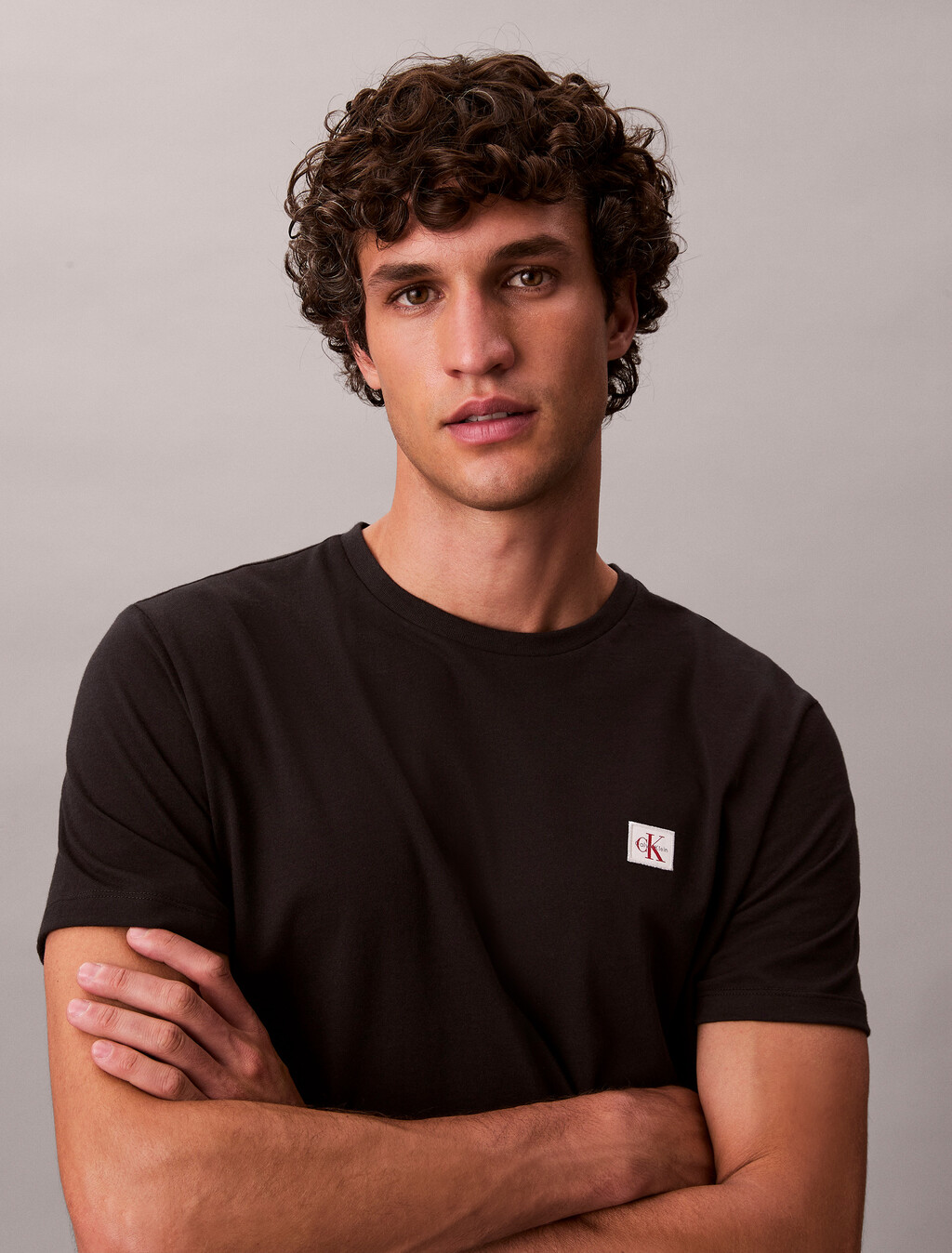 Camiseta clásica con parche de monograma