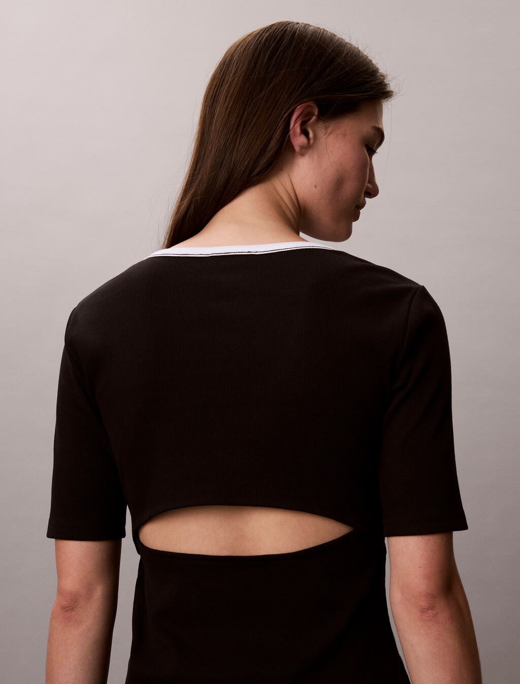 Camiseta ajustada con ribetes y espalda abierta