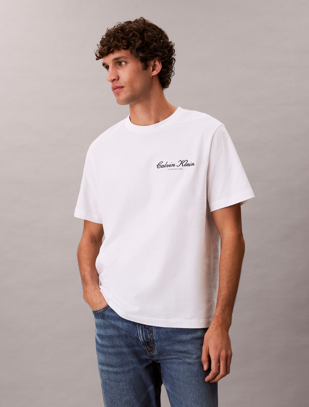 Camiseta con logotipo bordado