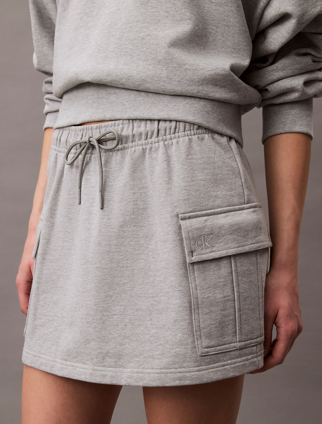 Minifalda de algodón terrycloth con bolsillos tipo cargo