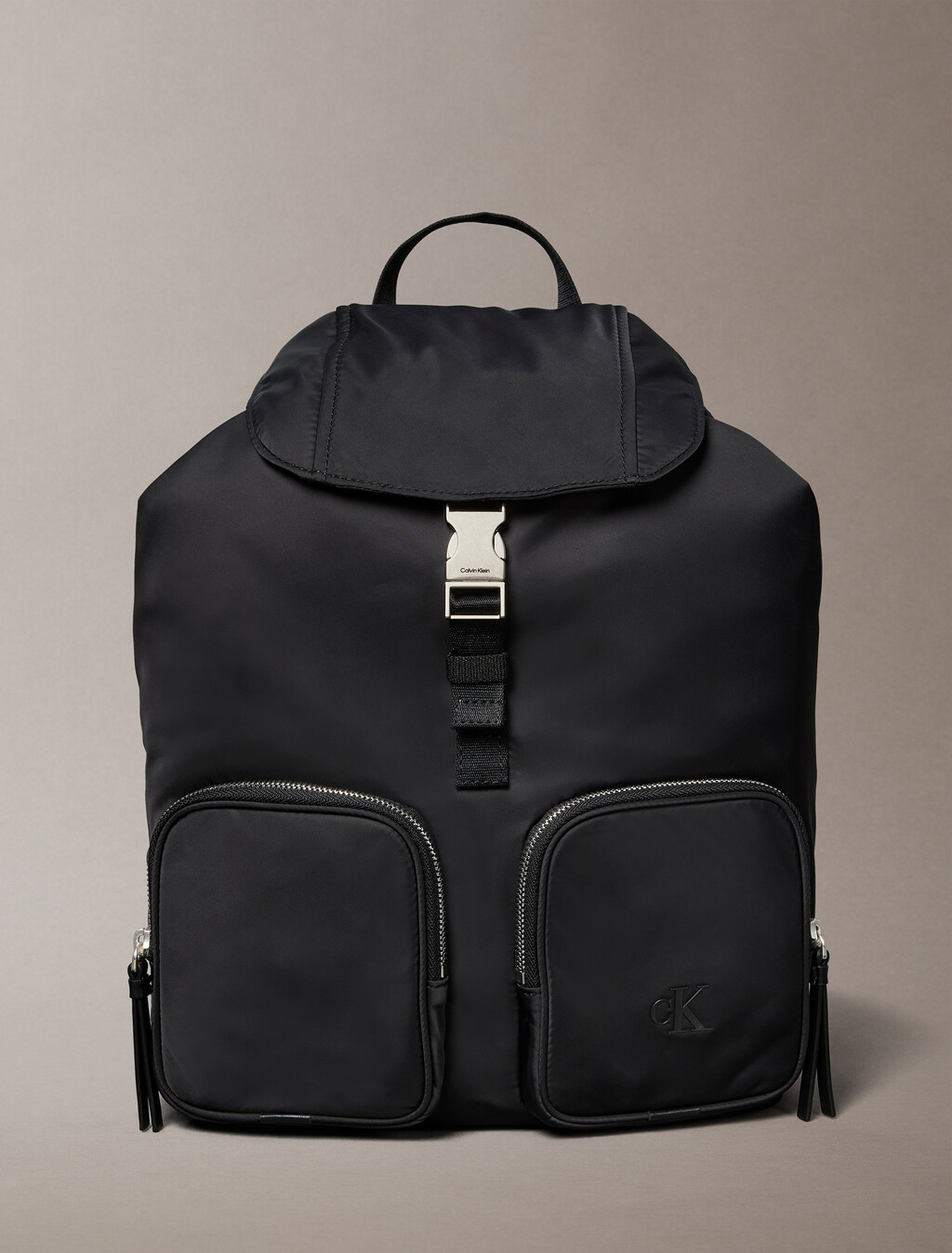 Mochila con solapa de nailon satín suave