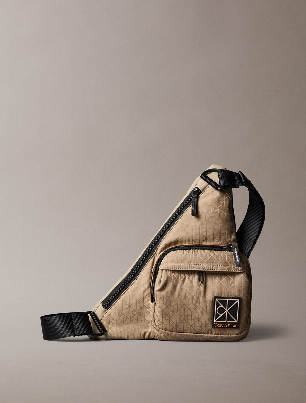 Bolso bandolera con emblema utilitario