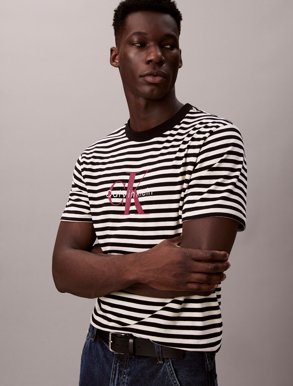 Camiseta holgada con rayas y logo monograma