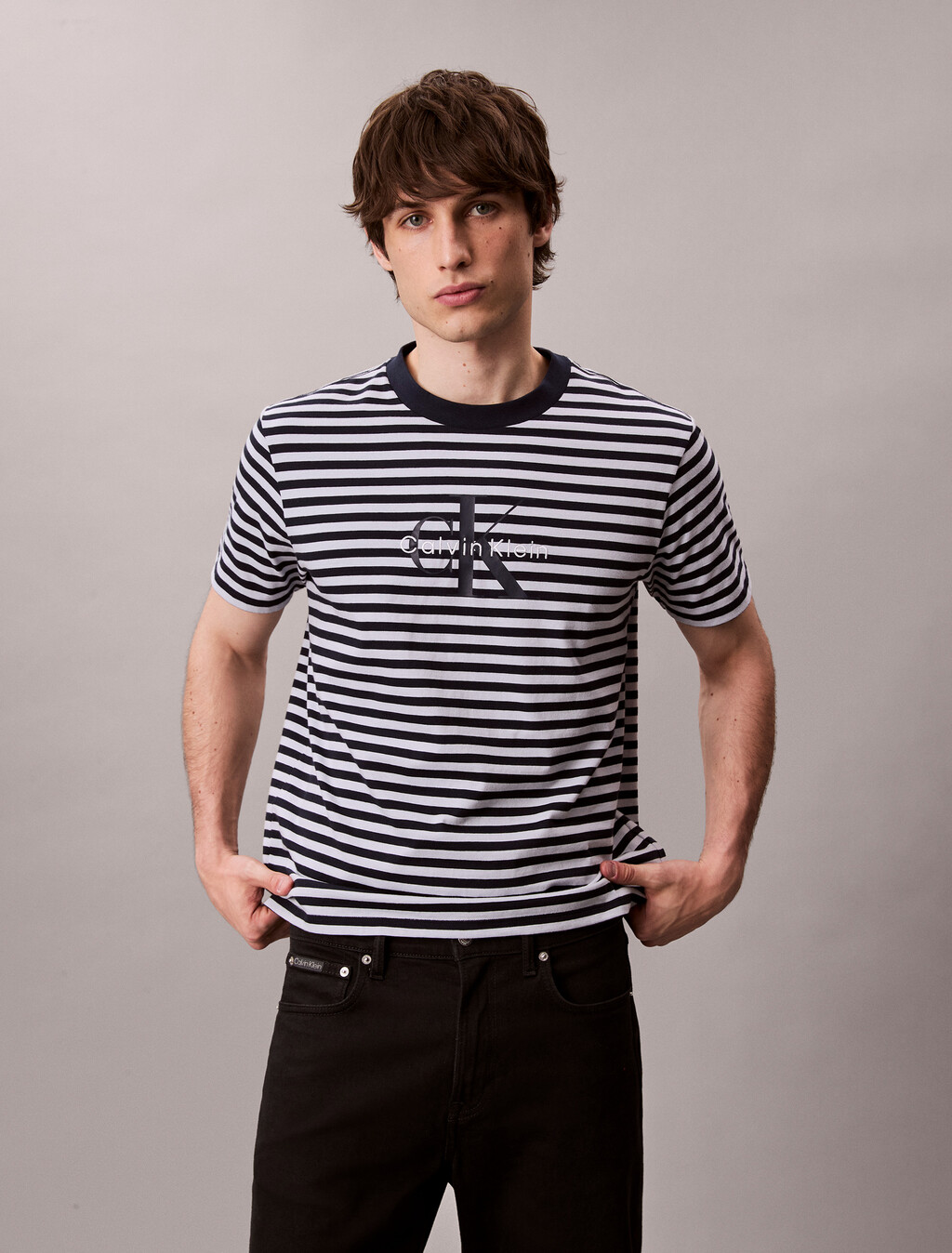 Camiseta holgada con rayas y logo monograma