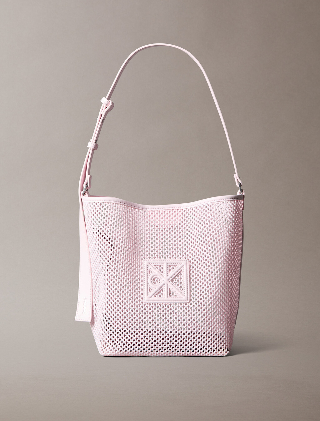 Bolso tipo cubo con logotipo de malla y bolsillo