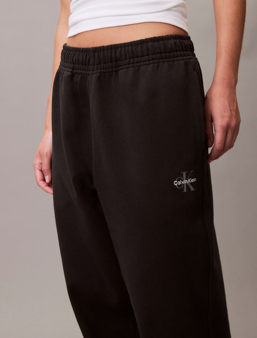Joggers con monograma holgados