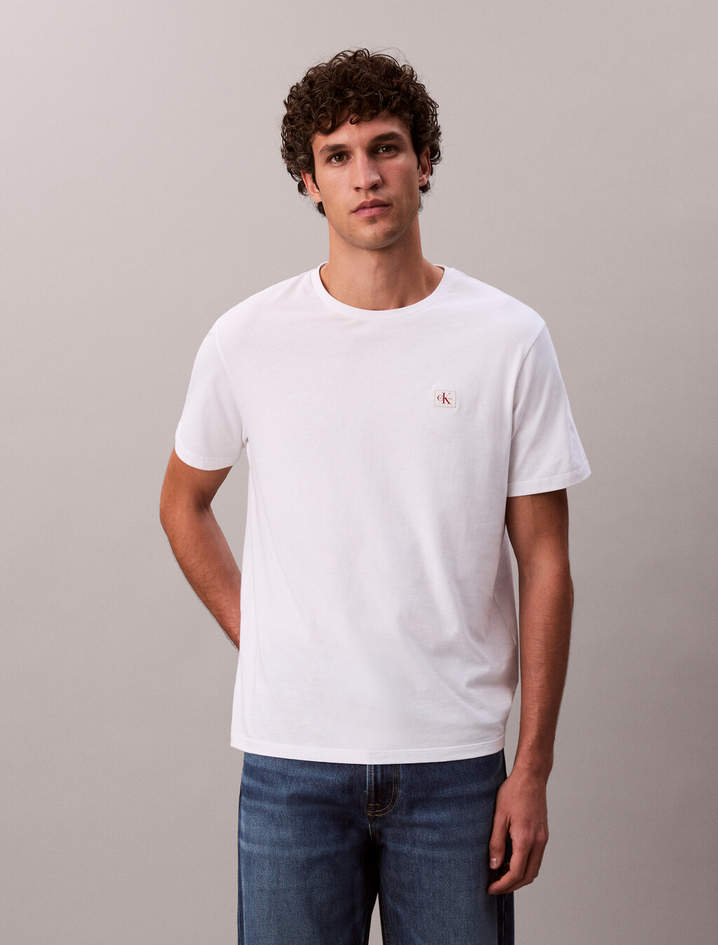 Camiseta clásica con parche de monograma