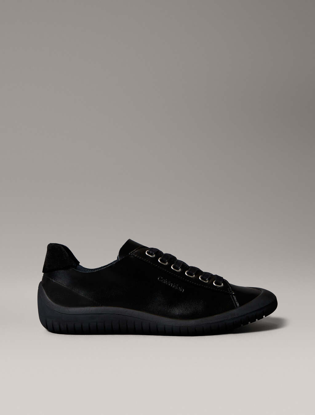 Zapatillas híbridas de cuero suave